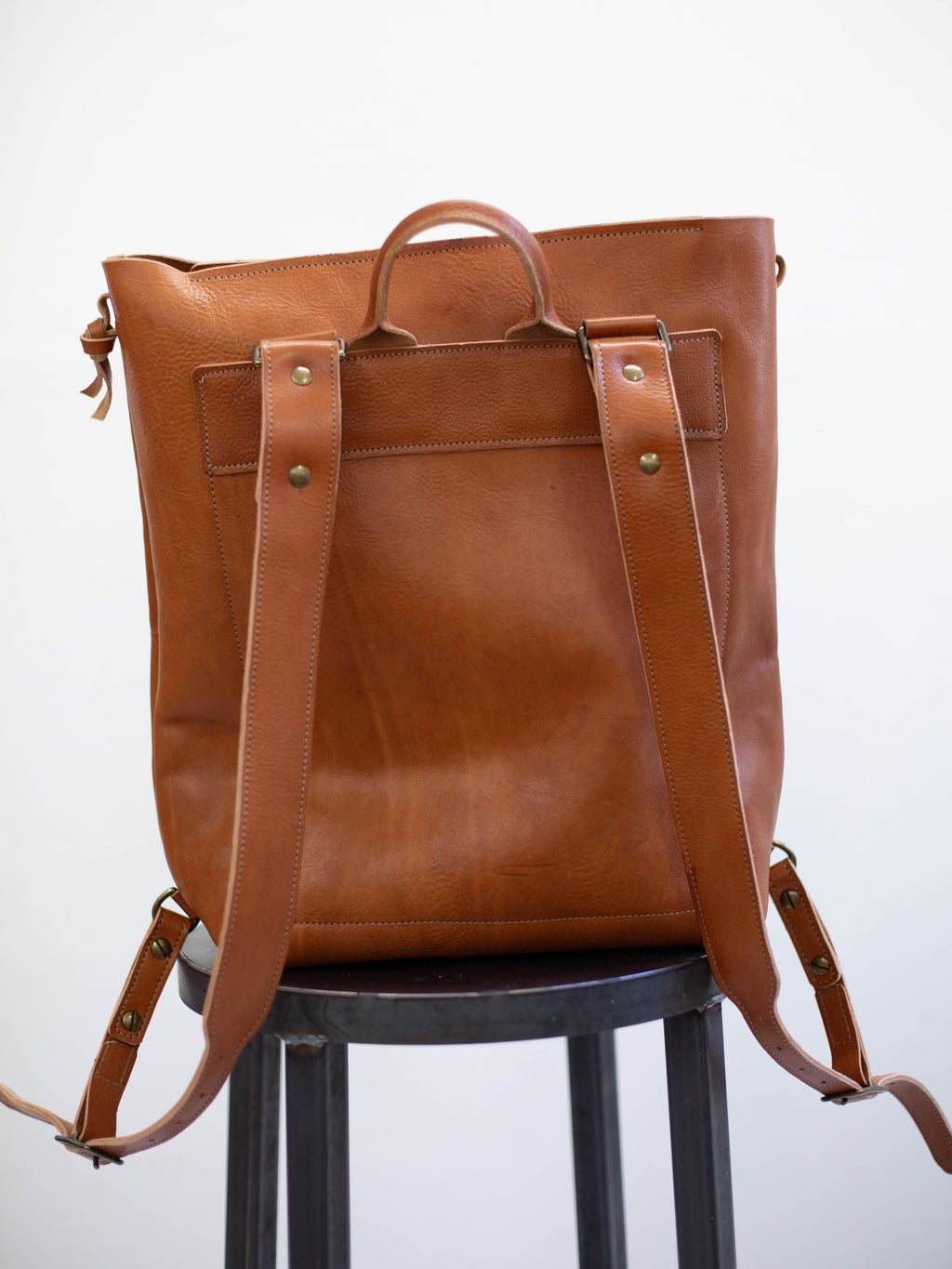 On the back of the backpack the removable backpack straps and fine craftsmanship are visible. 