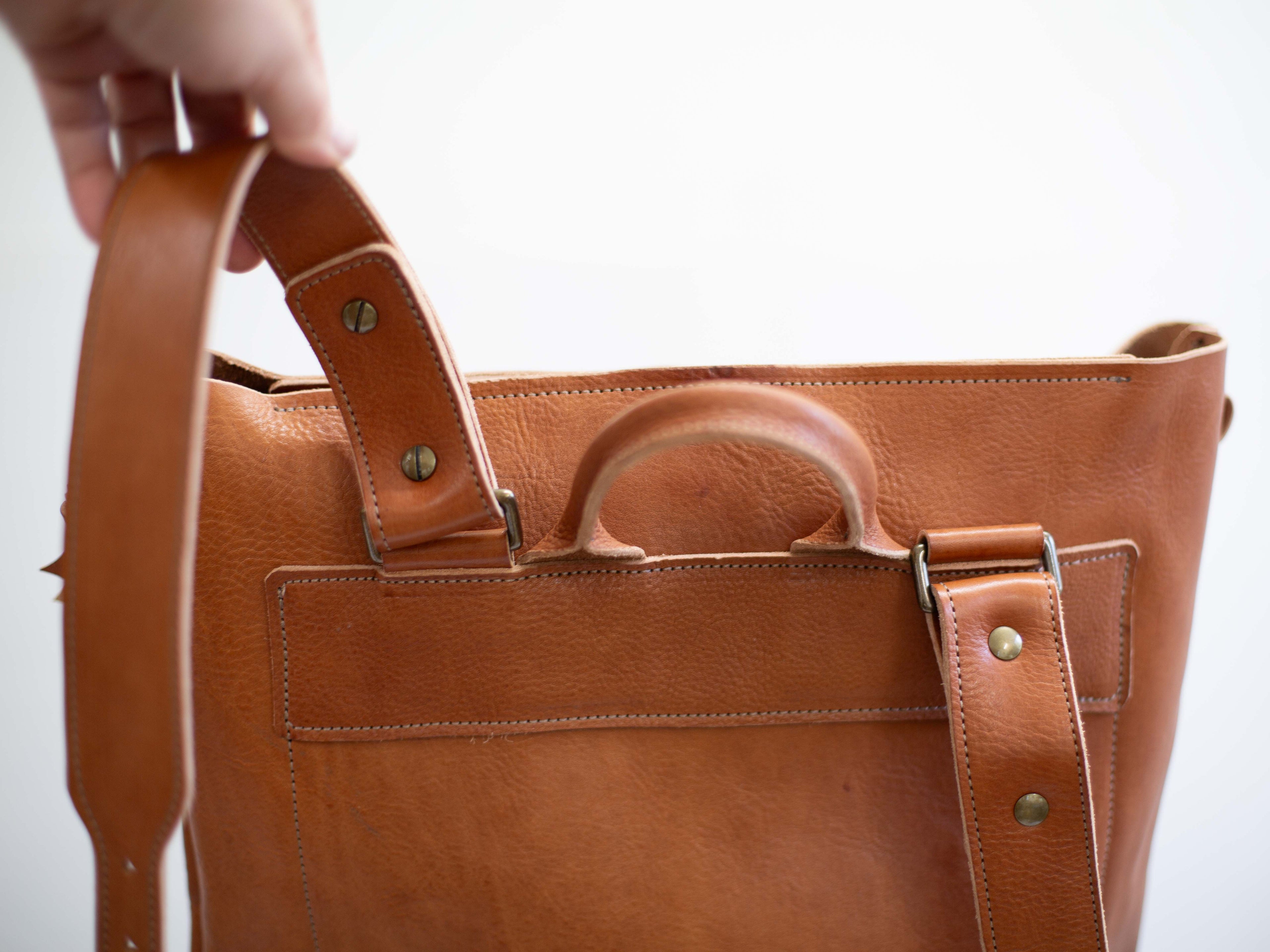 The backpack straps of the sustainable leather backpack can be removed by unscrewing the Chicago screws. 