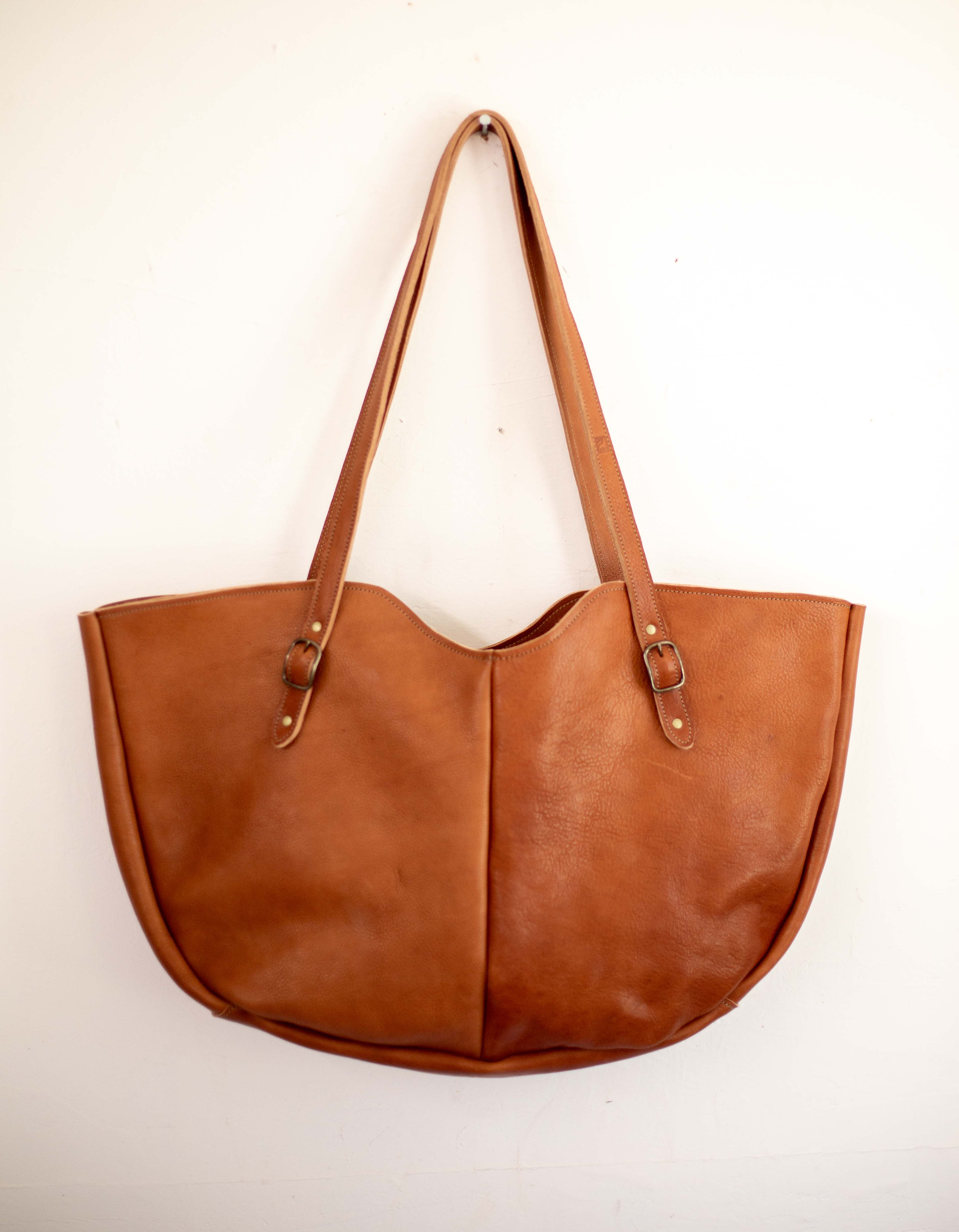 A medium brown, reddish brown leather bag, inspired by the seventies. 