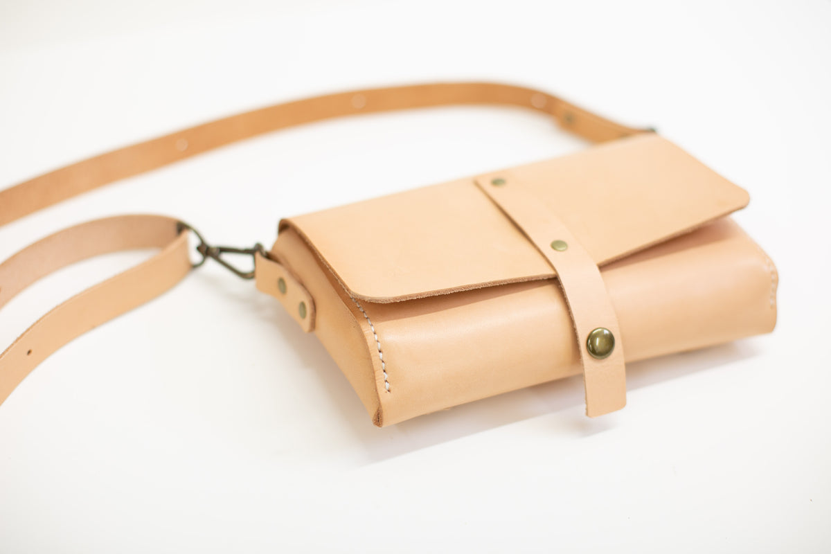 The small bag made from sustainable non-toxic leather can be worn as crossbody purse or as fanny pack. 