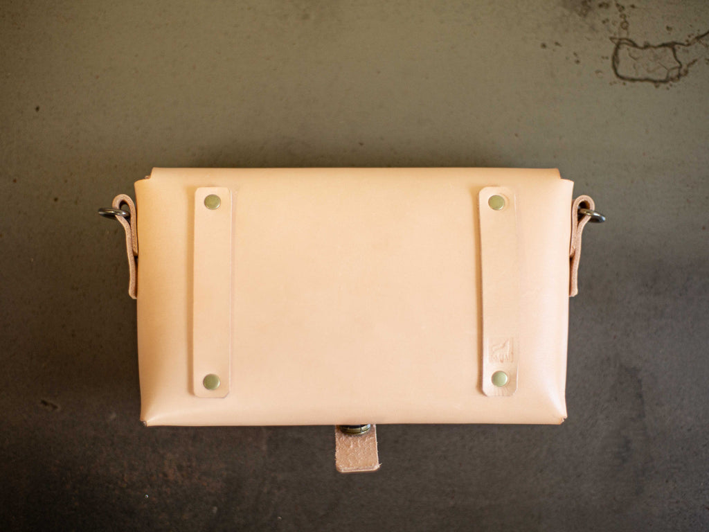 The fanny pack can be worn as a belt bag, directly on the belt, without its straps. 