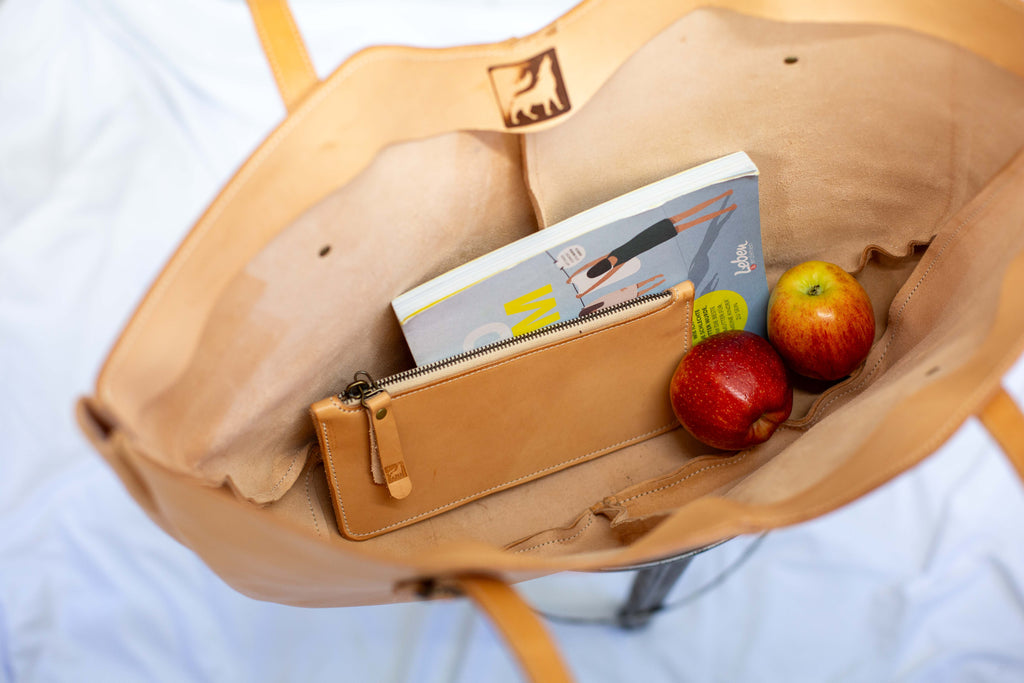 No matter how many things need to come on the stroll through the city or the trip to the beach, this large leather tote bag has room for it all, like snacks, a wallet, books. 