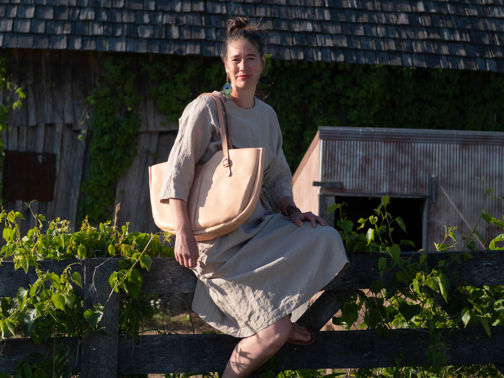 The leather shoulder bag combines style with a good consciousness, since it is made with non-toxic leather from hides from cattle from organic or regenerative farms. 