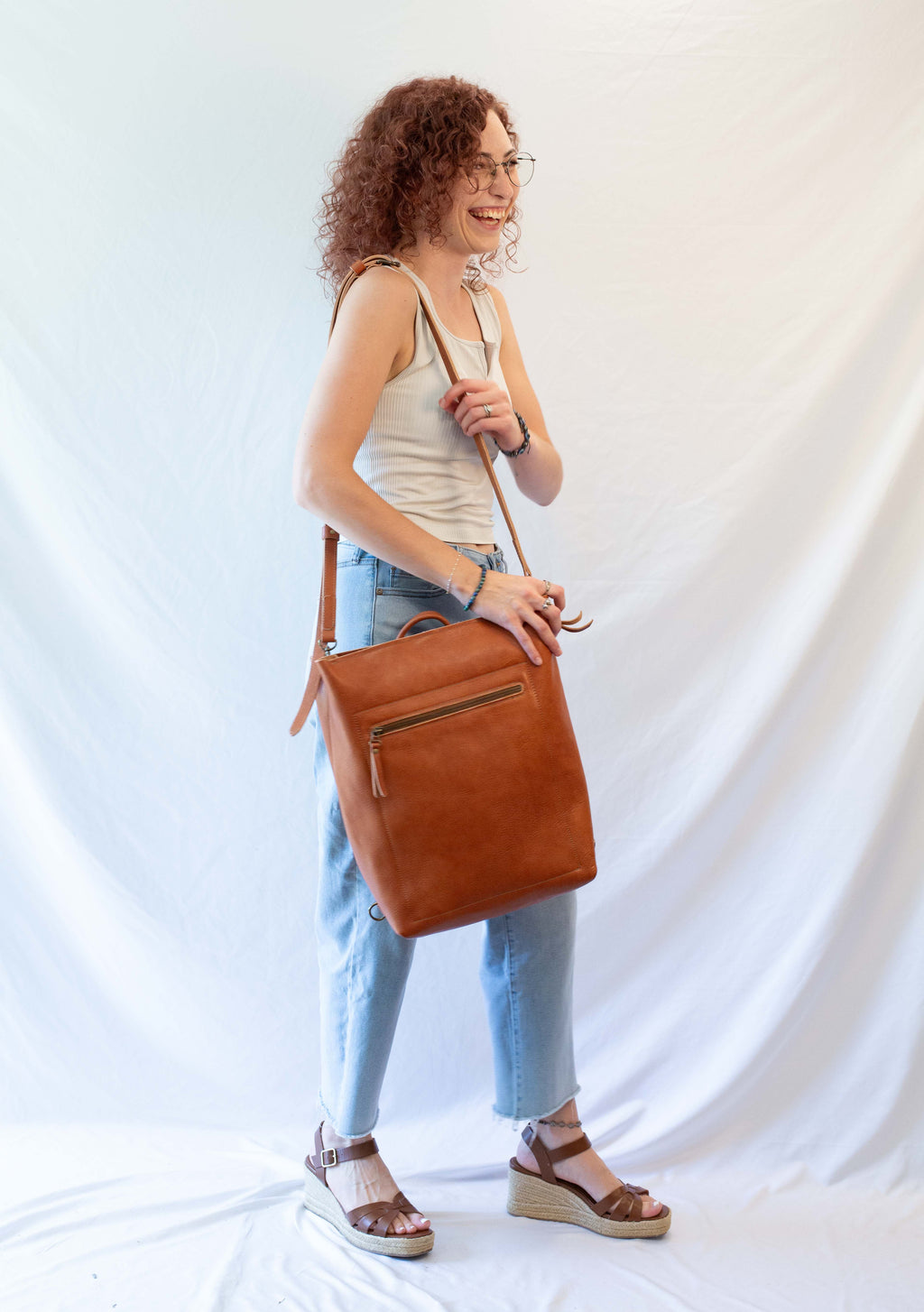The crossbody bag has an extra compartment for a 15 inch notebook and is closed with a zipper. 