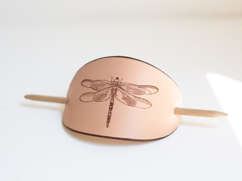 The large leather barrette is made with non-toxic veg tanned leather from organic farming. It has a laser engraved dragonfly design on it. 