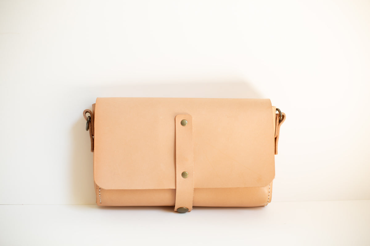 When the hip strap is removed from the sustainable leather fanny pack it can be used as belt bag. 