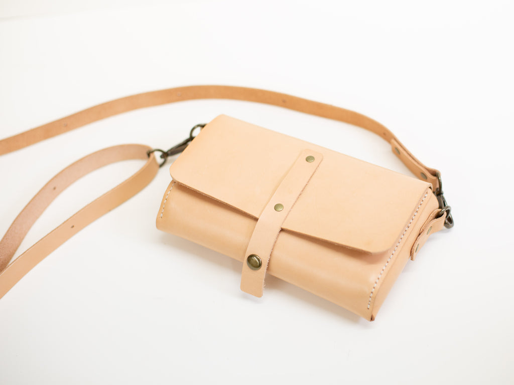 The leather fanny pack can be worn as crossbody bag and is made from veg tanned leather. 