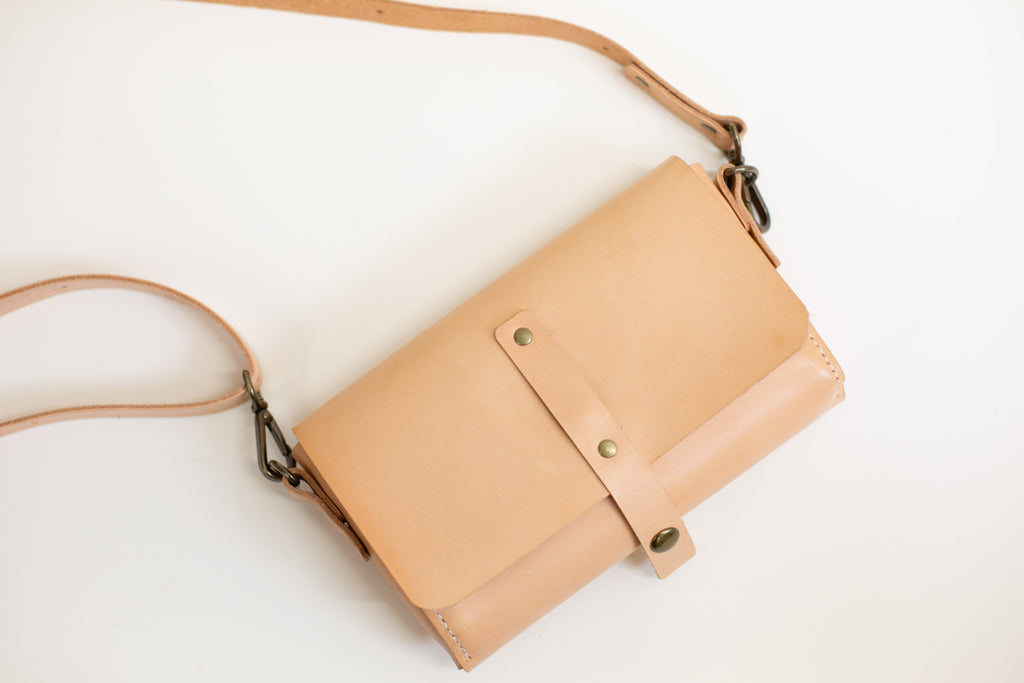 The hip strap of the leather fanny pack can be taken off with brass lobster clamps. 