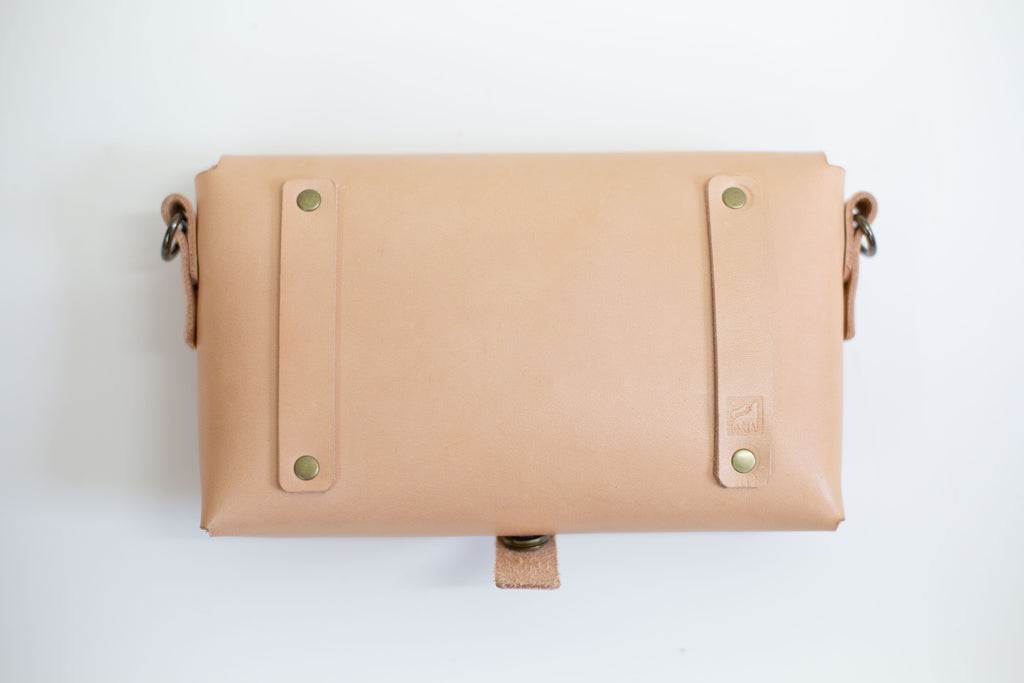 On the back of the convertible leather fanny pack are belt loops so that it can be worn as belt bag. The loop has the logo of White Wolf Leather Studio stamped in it. 