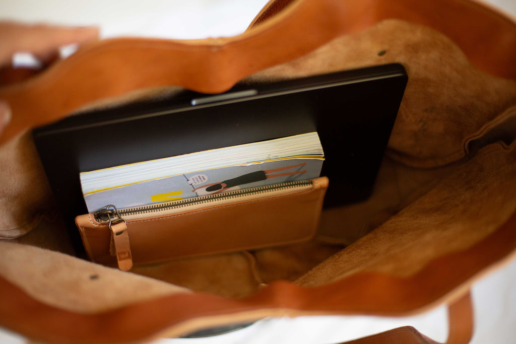 A close-up view inside the large leather purse, that shows how much fits into the shoulder bag, model "the Wanderer". 