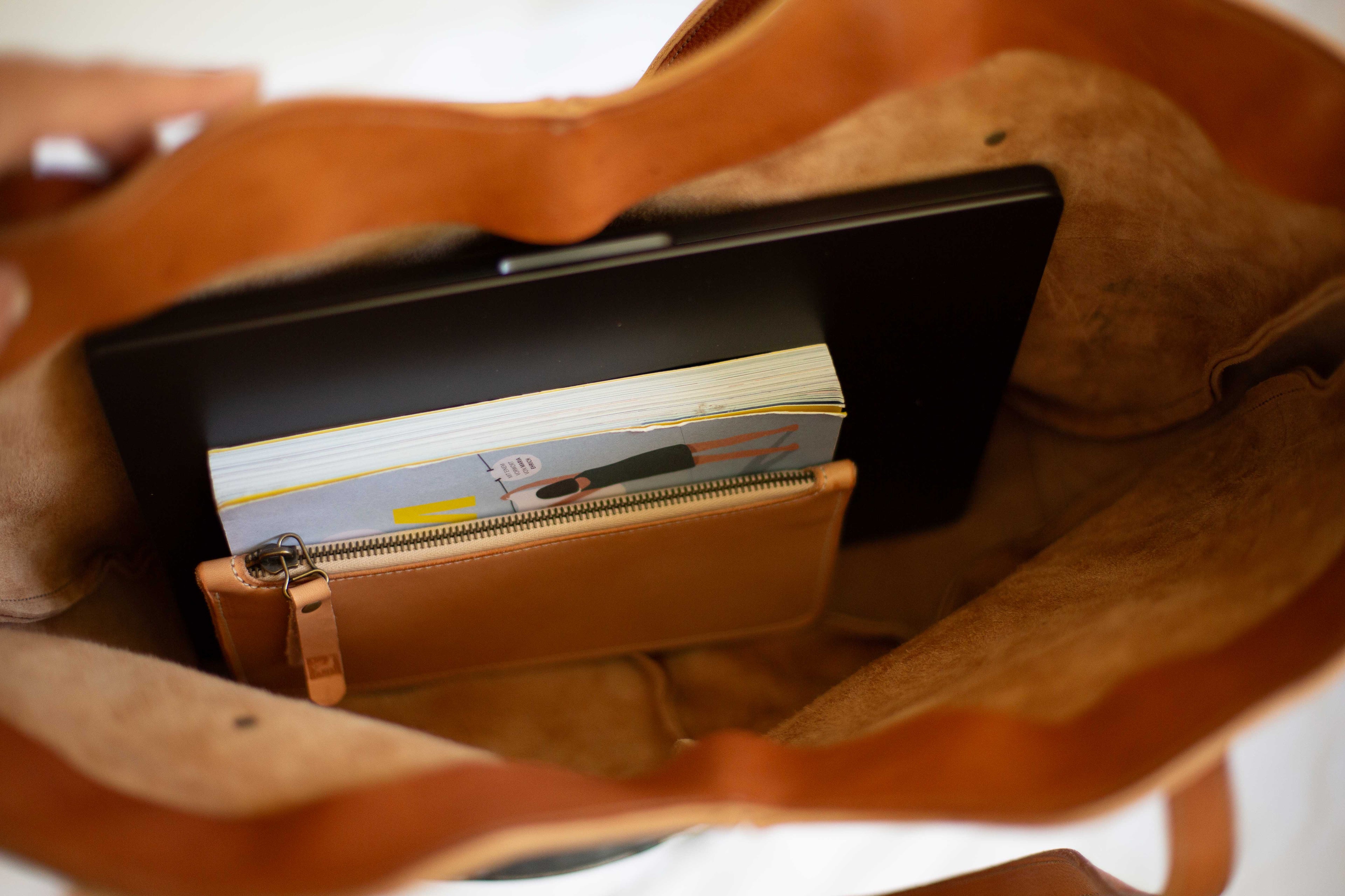 A close-up view inside the large leather purse, that shows how much fits into the shoulder bag, model "the Wanderer". 