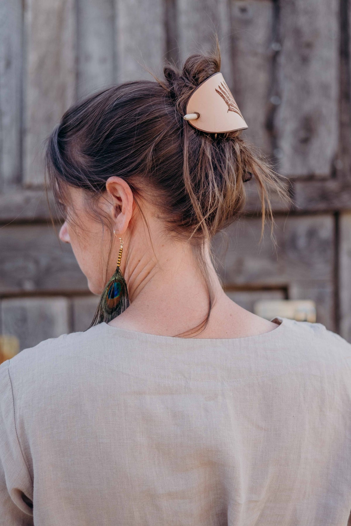 The large barrette made with organic leather works well for quick hair-dos for long and thick hair and for messy buns. 