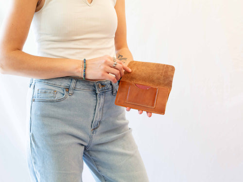 The model is opening the leather wallet to show how the cash wallet is looking from the inside, and so you can see the single card pocket. 