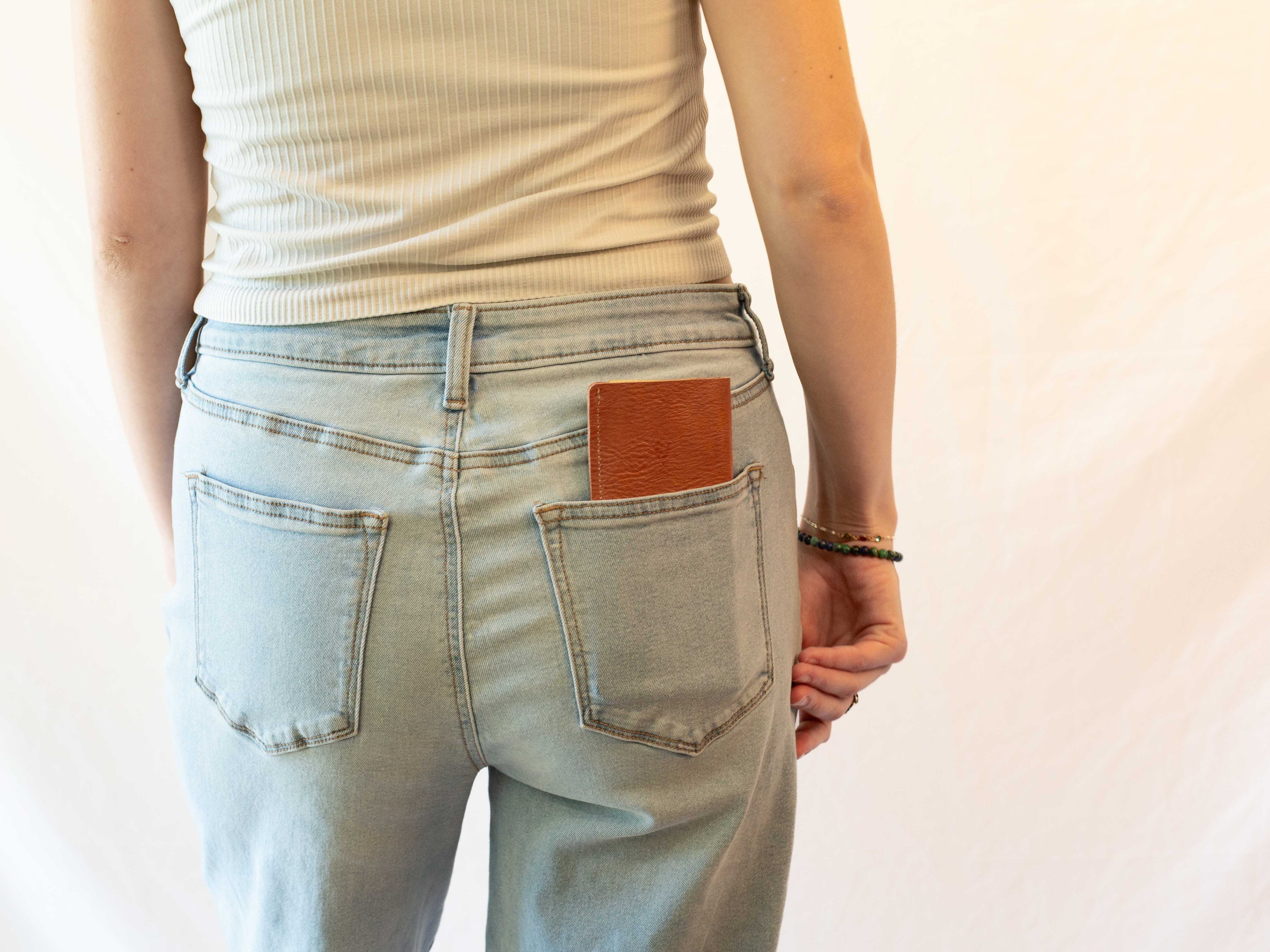 The cash cover made with sustainable organic leather sticks out a little from pants pockets, which makes it easy to get out. 