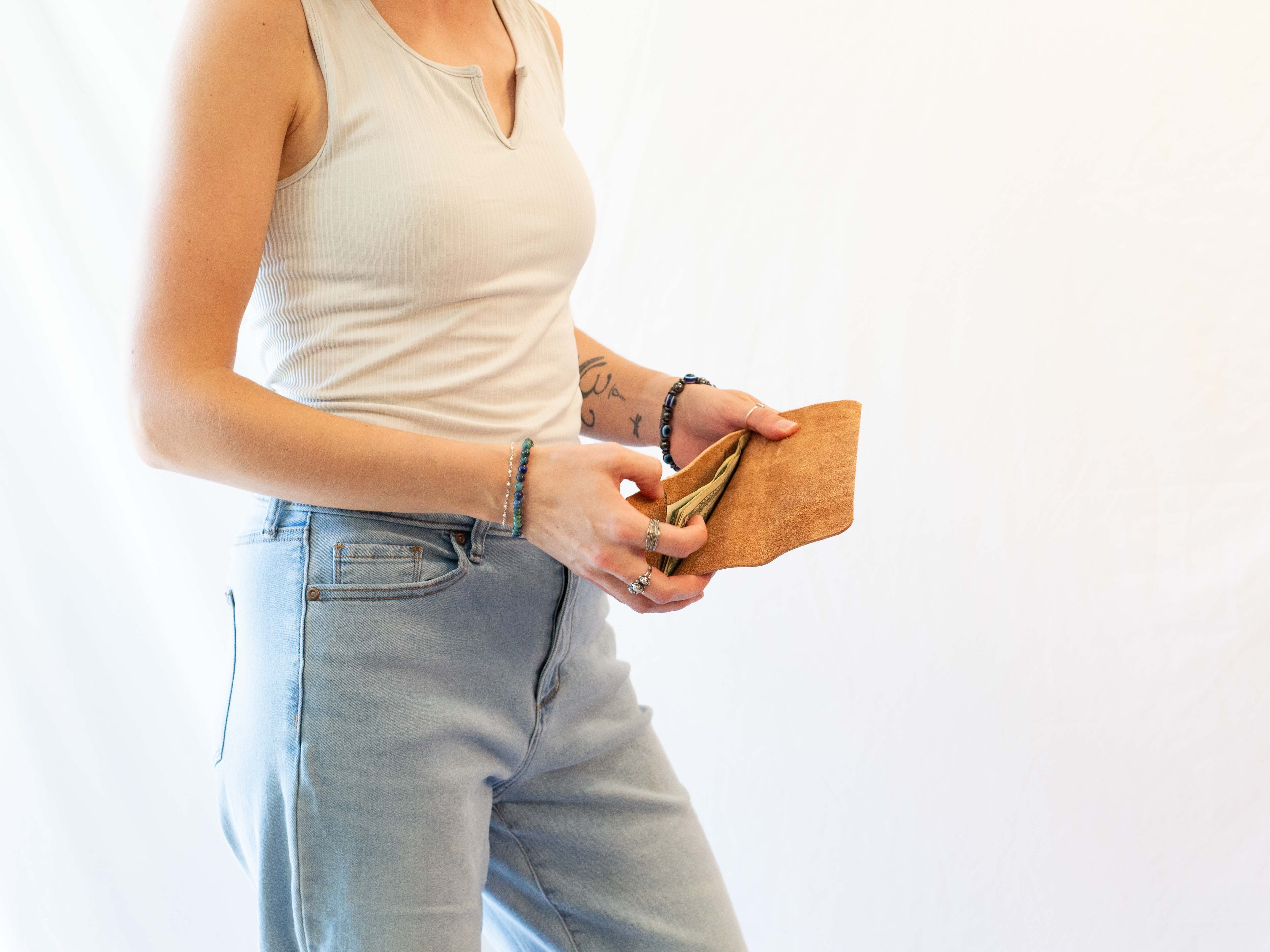The cash is very easily and quickly accessible from the side with this minimalist simple leather cash wallet. 