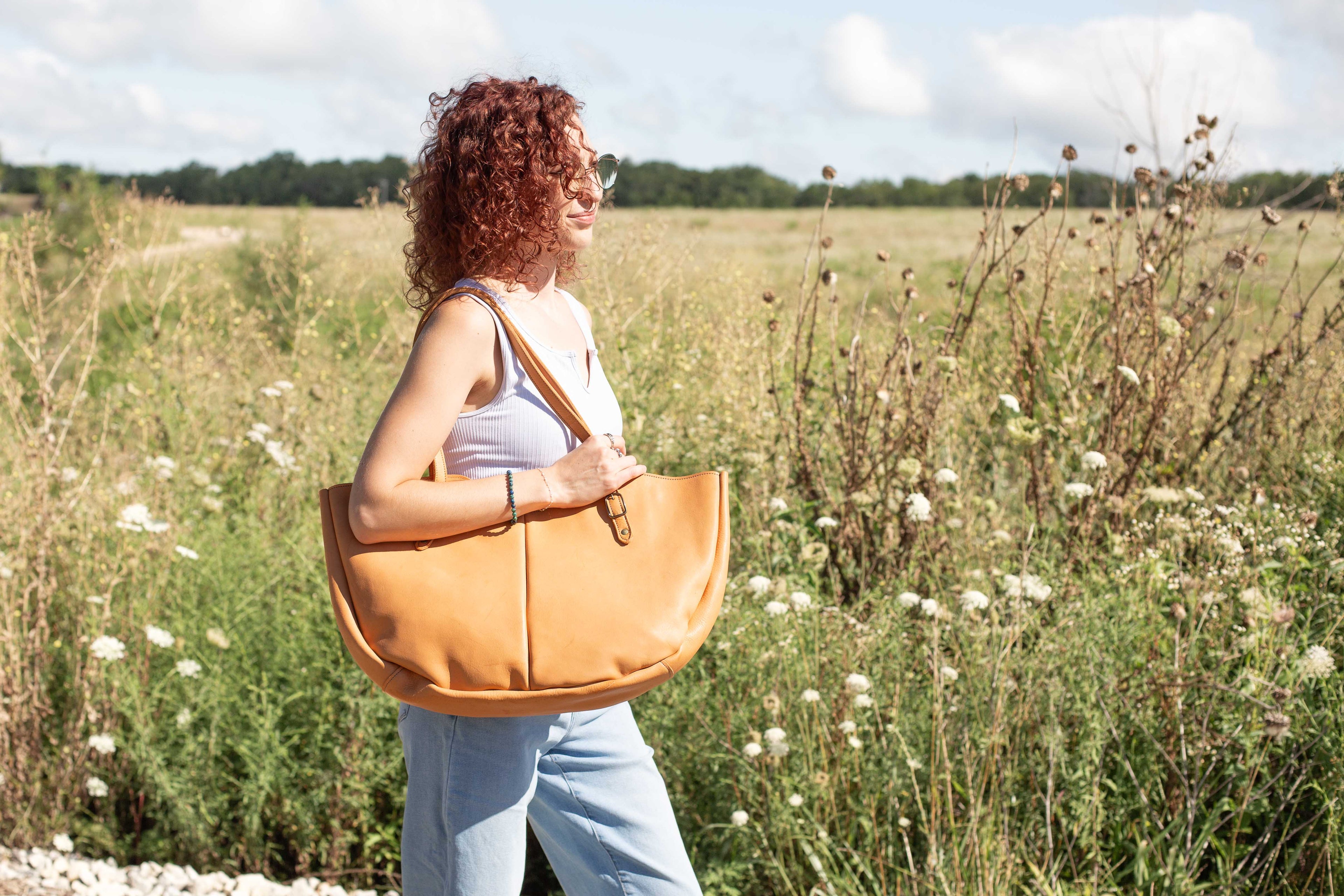 The large leather shoulder bag, model The Wanderer, in use on a sunny day. 