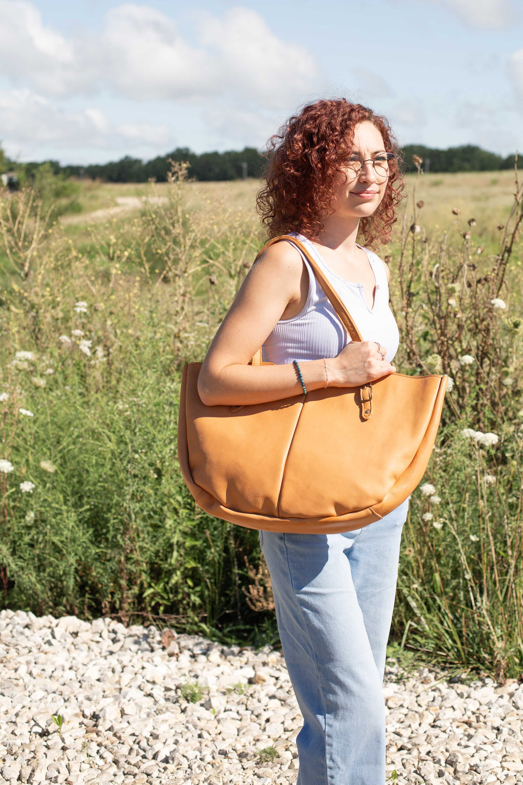 The large leather shoulder bag, model The Wanderer, in use on a sunny day. 