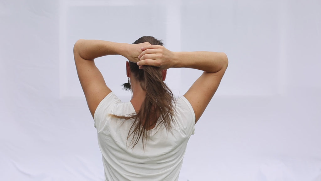 The short video shows one way how to wear a large leather barrette. It works very well for messy buns and high hair-dos. 