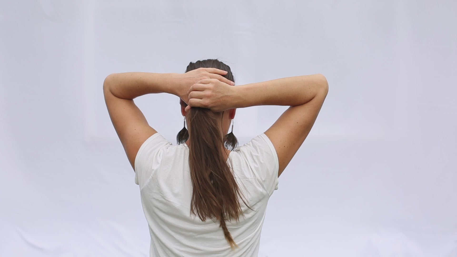 The short videos shows two different ways to wear the large leather barrette with dandelion laser engraving, made from organic sustainable leather. 