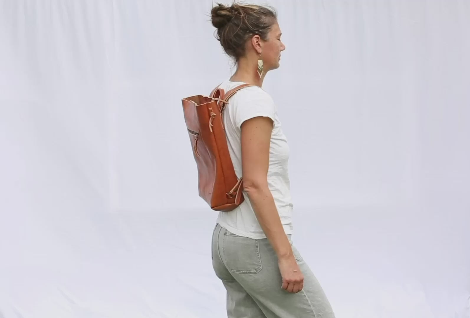 The Traveler - leather backpack with crossbody strap